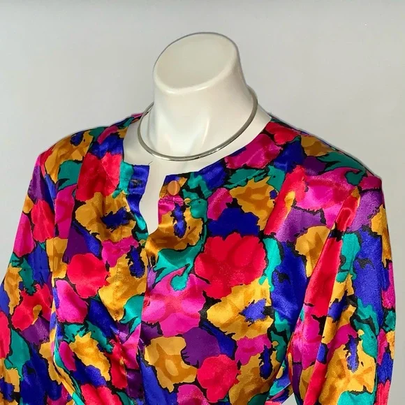 v i n t a g e :: Bold Floral Abstract Buttoned Satin Blouse - Picture 6 of 8